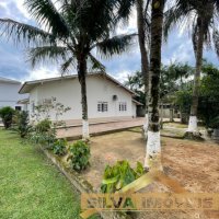 CASA COM AMPLO ESPA�O EXTERNO.