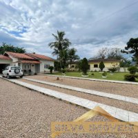 CASA COM AMPLO ESPA�O EXTERNO.